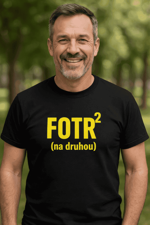 Silný muž v tričku FOTR na druhou v přírodě.