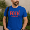 Oblečení s nápisem FOTR na kubík, stylové a pohodlné pro muže všech věkových kategorií.