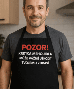 Muž v kuchyni s varnou zástěrou.