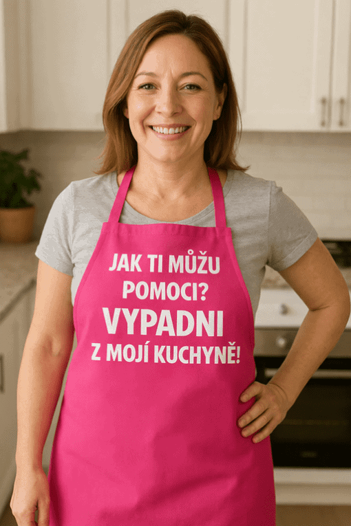 Žena v růžové zástěře s nápisem o ztrátě v kuchyni.