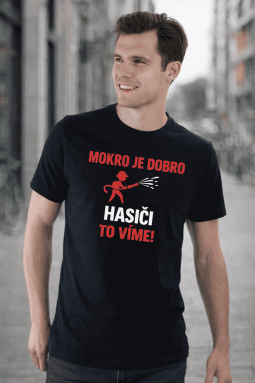 Hasiči v tričku s nápisem "Mokro je dobré" pro hasiče a fanoušky požární ochrany. Ideální pro volný čas a firemní akce.