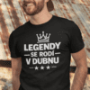 Tričko s nápisem "Legendární se rodí v Dubnu" a korunkou na přední straně, ideální pro fanoušky.