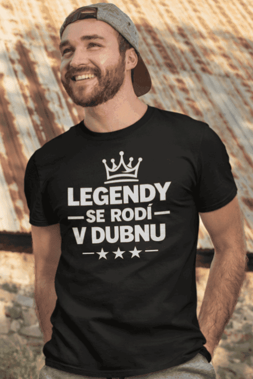 Tričko s nápisem "Legendární se rodí v Dubnu" a korunkou na přední straně, ideální pro fanoušky.