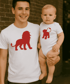 Pohled na muže a dítě v tričkách s lion a koťátkem, český design Top-tricka.cz.