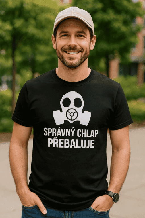 Fotografie muže v tričku s nápisem "Správný chlap přebaluje" na procházce v parku.