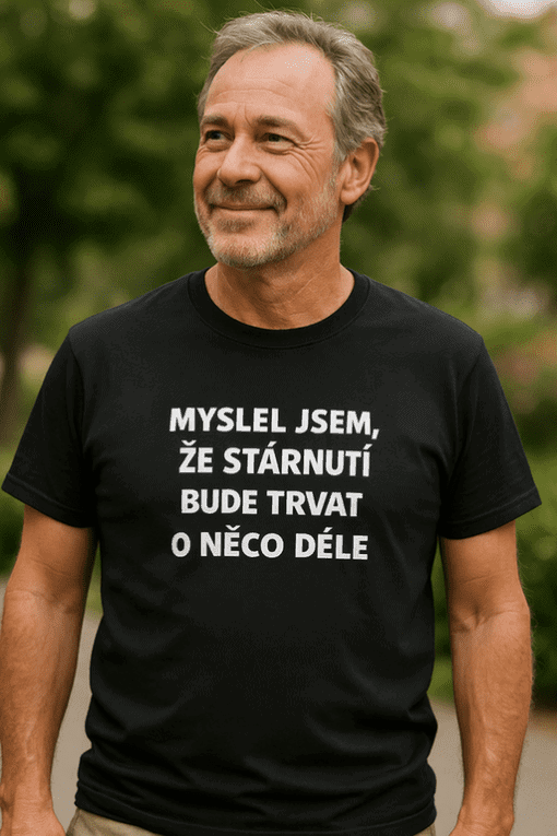 Fotografie staršího muže v tričku.
