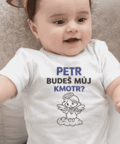 Dítě s tričkem s nápisem a andělíčkem, ideální pro dětské dárky a módní doplňky.