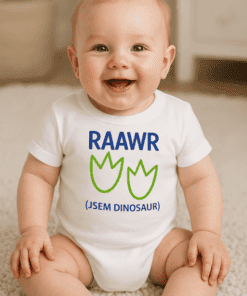 Dítě v bílém tričku s nápisem "RAWR (JSEM DINOSAUR)" se usmívá na foto. Ideální pro dětské trička a rodičovské dárky.