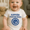 Dítě v tričku s nápisem Kapitán posrané brány a obrázkem, ideální pro dětské oblečení.