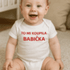 Dítě v dětském tričku s nápisem "To mi koupila babička", ideální jako dárek od babičky.
