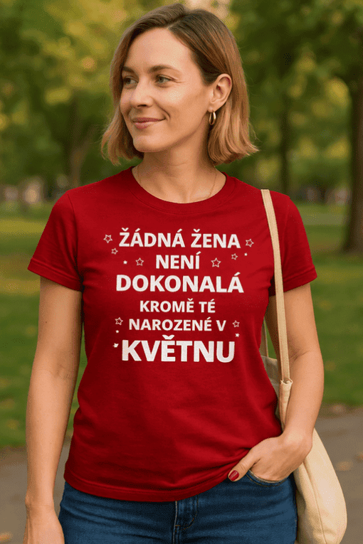 Ženská trička s nápisy, stylové dámské oblečení, trendy textil pro ženy.