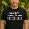 Toto tričko s vtipným nápisem "Moje děti si myslí, že jsem bankomat" je ideální pro rodiče s humorem. Perfektní dárek pro milovníky originálních triček.