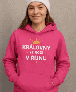 Žena v růžové mikině s potiskem Královny, ideální dárek na podzim.