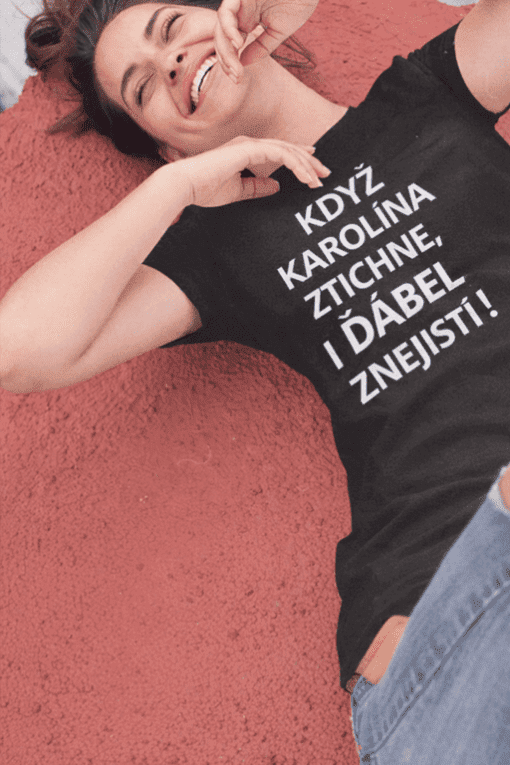 Žena odpočívající na červené podlaze s úsměvem.