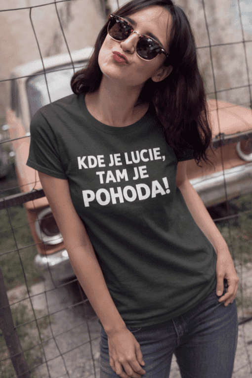 Dámské tričko s nápisem „Kde je Lucie, tam je pohoda!“ vhodné na volný čas, stylové a pohodlné.