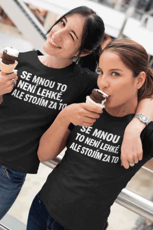 Přátelské ženy v tričkách, které zdůrazňují sílu a odhodlání, ideální pro podporu pozitivního myšlení.