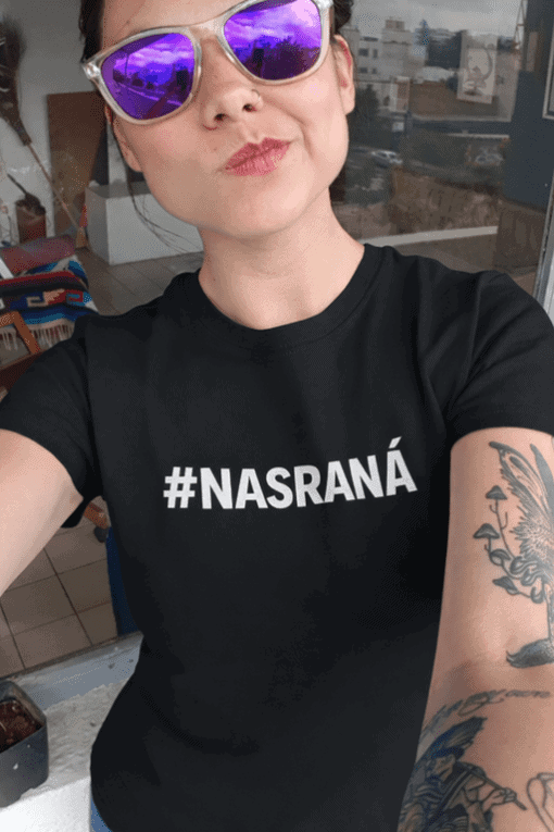 Stylové černé tričko s nápisem #NASRANÁ pro trendy a sebevědomé ženy.