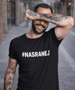 Fotografie stylového muže v tričku #NASRANEJ na ulici, originální streetwear móda.