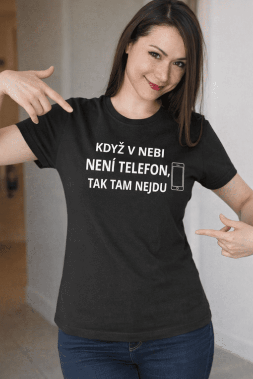 Žena s tričkem, nápis "Když v nebi není telefon, tak tam nejdu".