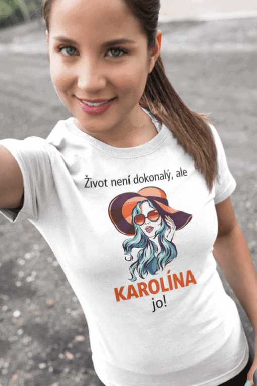 Dámské tričko s motivem a jménem Karolína, ideální pro osobní styl a potěšení.