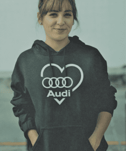 Mikina Audi s logem srdce, ženský styl, ideální na volný čas.