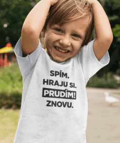 Dítě s úsměvem a nápisem na tričku, ideální pro letní radosti a outdoorové aktivity.