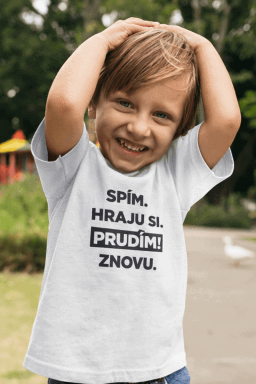 Dítě s úsměvem a nápisem na tričku, ideální pro letní radosti a outdoorové aktivity.