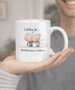 Personalizovaný hrneček s motivem a textem Láska je… z láskyplným motivem.