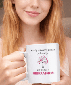 Fotografie ženy s květinovou šálkou.