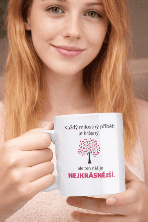 Fotografie ženy s květinovou šálkou.