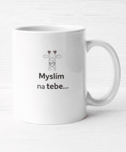 Krásná motivace na hrníčku s nápisem Myslím na tebe. Ideální dárek pro zamilované.