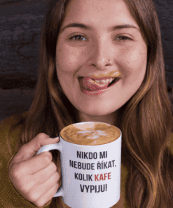 Žena s hrnkem kávy s citátem v interiéru.