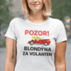 Vtipné dámské tričko s nápisem a obrázkem blondýny za volantem, vhodné pro pobavení a volný čas.