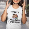 Stylové růžové brýle, módní tričko s potiskem Tereza Královna průserů, outdoorové prostředí.