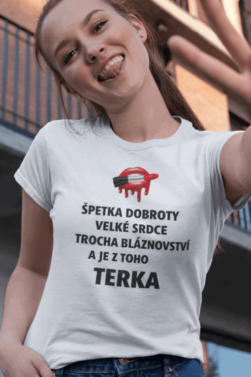 Tričko s vtipným motivem a textem, perfektní pro vyjádření osobnosti.