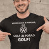 Fotografie muže v černém tričku s golfovým motivem a logem VW, ukazující spokojení a nadšený.