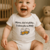 Dítě s úsměvem na tričku, které říká "Mámo, sbal mi plínky... S tátou jdu na PIVO".