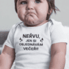Dítě na tričku s nápisem "Ne nervu, jen si objednávám večeři" ukazuje frustraci a humor.