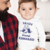 Roztomilé dítě s nápisem "Tátaův pivní kamarád" na tričku, ideální dárek pro pivní fanoušky.