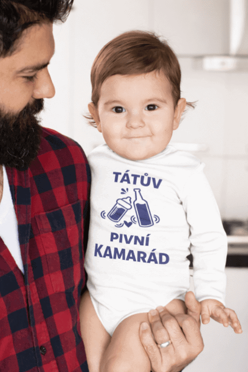 Roztomilé dítě s nápisem "Tátaův pivní kamarád" na tričku, ideální dárek pro pivní fanoušky.