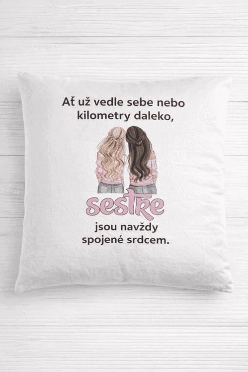 Dekorativní polštář s ilustrací dvou sester a citátem o spojení.