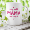 Miska s nápisem Nejlepší máma na světě, ideální dárek pro maminky, květiny a příroda v pozadí.