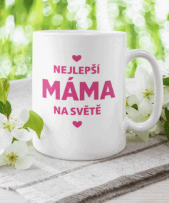 Miska s nápisem Nejlepší máma na světě, ideální dárek pro maminky, květiny a příroda v pozadí.