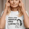 Žena s nápisem „Bývala jsem normální před 3 dětmi“, symbolizující každodenní stres a rodičovskou únavu.