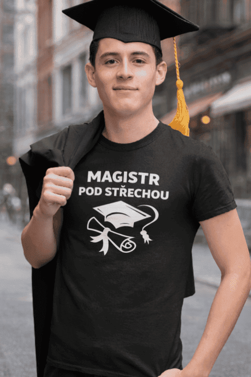 Slečna s čepicí na promoci.