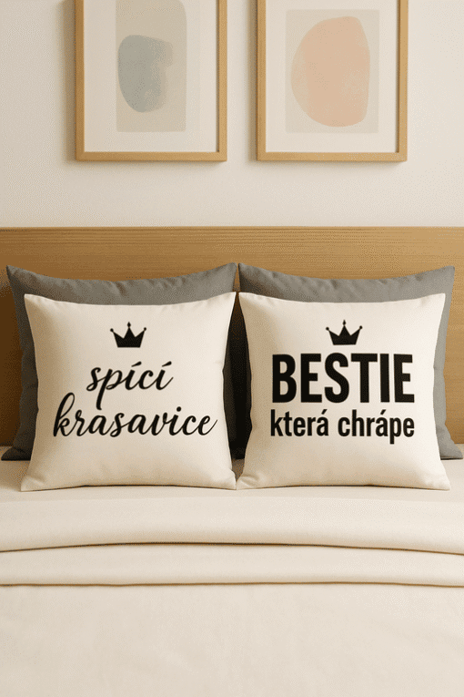 Vtipné polštáře s nápisy "spící krasavice" a "bestie, která chrápe" do ložnice.