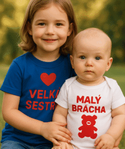 Oblečení pro sourozence: velká sestra a malý brácha, hezké trička s nápisy.