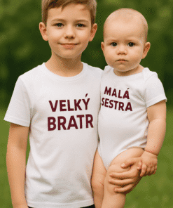 Dítě s tričky brat a sestra na venkovním prostředí.