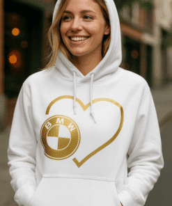 Hřejivé bílé hoodie s BMW logem a srdcem, stylové a pohodlné.