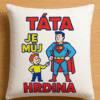 Dárkový polštář s obrázkem superhrdiny a textem "TÁTA JE MUJ HRDINA" pro dokonalou dekoraci nebo dárek.